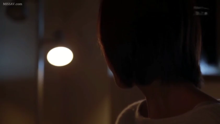 室内 · 白色上衣