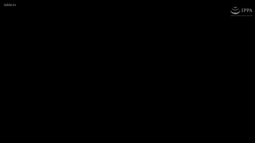 站立 · 夜晚 · 微笑 · 对话 · 近景 · 户外 · 常服