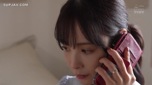 室内 · 座り姿勢 · 集中 · 寝室 · 中景 · シャツ · 携帯電話 · 打电话