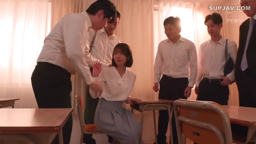 教室 · 长裙 · 远景 · 担忧 · 课桌椅 · 强迫暗示 · 站立与坐姿 · 多人围堵女子