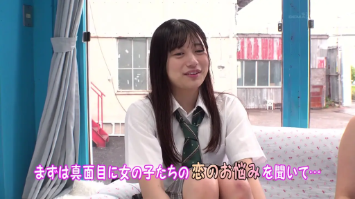 坐姿 · 交谈 · 校服 · 中景 · 微笑 · 窗帘 · 访谈节目 · 房车室内