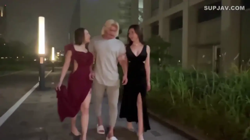 中景 · 微笑 · 街道 · 行走 · 三人 · 晚礼服 · 挽手