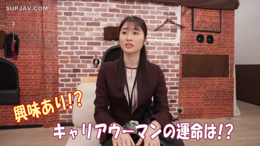 室内 · 坐姿 · 字幕 · 中景 · 自然 · 职业装 · 椅子 · 访谈