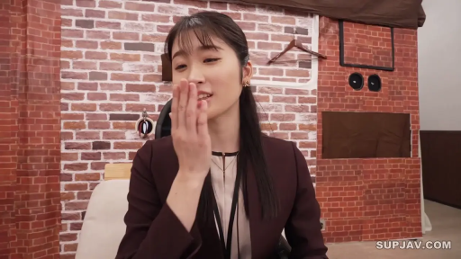 坐姿 · 交谈 · 脸部特写 · 职业西装 · 微笑 · 高清 · 演播室 · 衣架