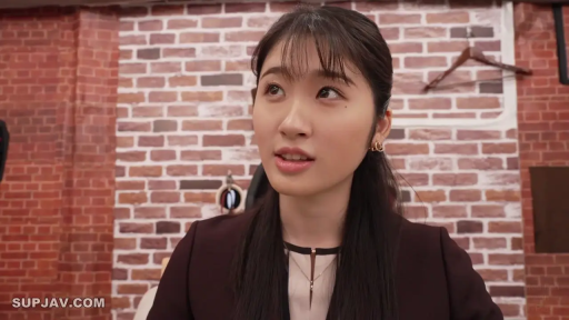 Indoor · Sitting Posture · 自然 · 面部特写 · Business attire · Asian women · 向上看