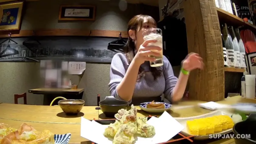 坐姿 · 中景 · 自然 · 针织衫 · 餐厅 · 饮酒 · 用餐 · 玻璃杯