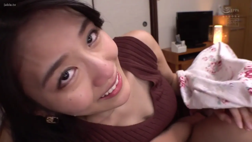 室内 · 面部特写 · 棕色无袖背心