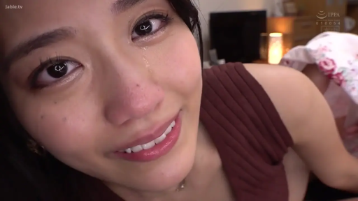 卧室 · 面部特写 · 趴卧 · 哀伤 · 流泪 · 红色无袖上衣 · 泪痕