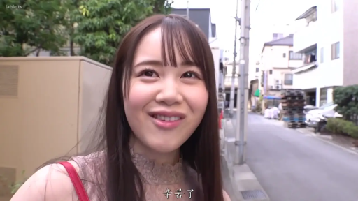 顔部のクローズアップ · 站立 · 微笑 · 交流 · 长发 · 户外街道 · レースのノースリーブトップ · 红色挎包带