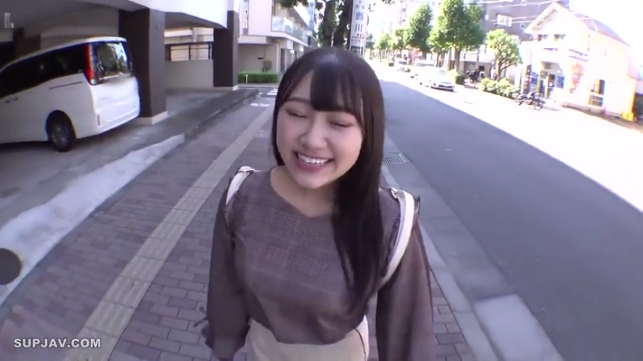 First-person perspective · Half-body close-up · Backpack · Outdoor street · Stand facing front · 开心的笑容 · Look at the camera · 格子长袖