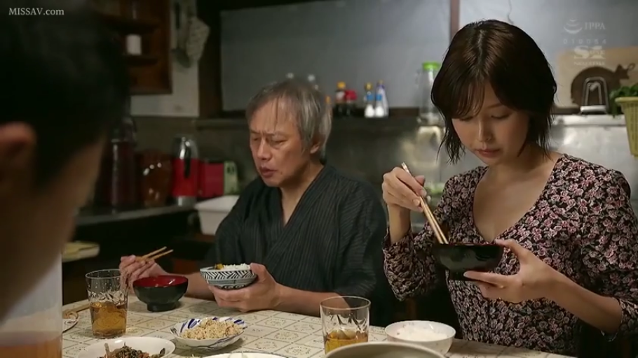 坐姿 · 忧郁 · 餐厅 · 熟女 · 用餐 · 碗筷 · 碎花低胸装