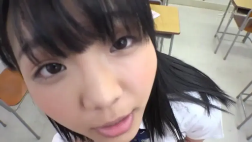 制服 · 教室 · 顔部のクローズアップ · 自然 · 凝視 · 机材 · 黑发 · 凑近镜头