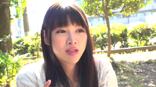 坐姿 · 交谈 · 忧郁 · 面部特写 · 自然光 · 公园 · 白色毛衣