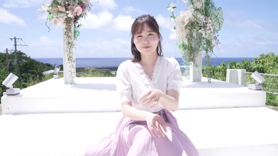 坐姿 · 中景 · 微笑 · 面对镜头 · 清纯 · 户外 · 白色蕾丝衫 · 鲜花