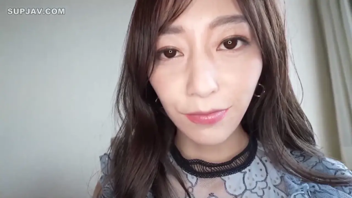 室内 · 脸部特写 · 蓝色碎花上衣