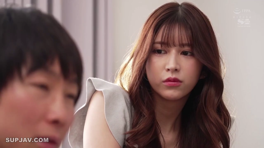 室内 · 坐姿 · 忧郁 · 脸部特写 · 凝视 · 日本AV · 浅色荷叶边上衣