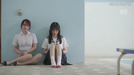 坐姿 · 严肃 · 全身 · 眼镜 · 水手服 · 静坐 · 双人 · 室内泳池