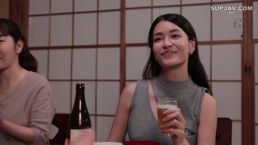 座り姿勢 · 和室 · 微笑 · 长发 · 半身像 · 喝酒 · 啤酒杯 · 灰色无袖高领针织衫