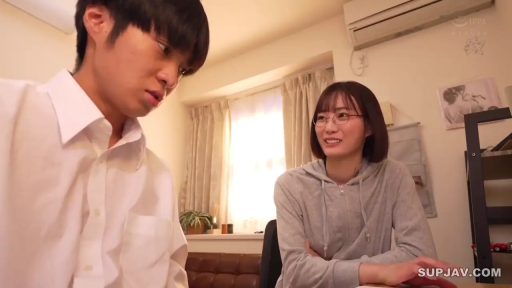 室内 · 交谈 · 眼镜 · 中景 · 对坐 · 愉快 · 卫衣 · 居家日常