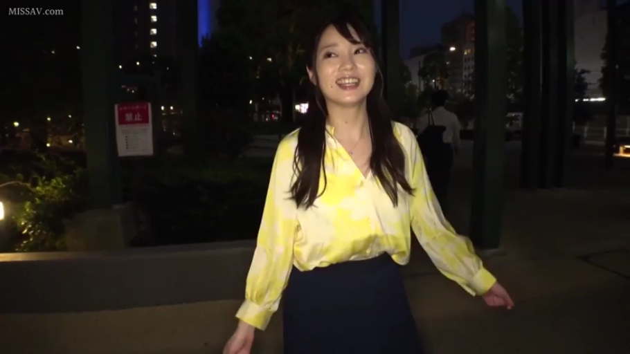 站立 · 中景 · 微笑 · 行走 · 户外 · 夜景 · 黄色印花衬衫