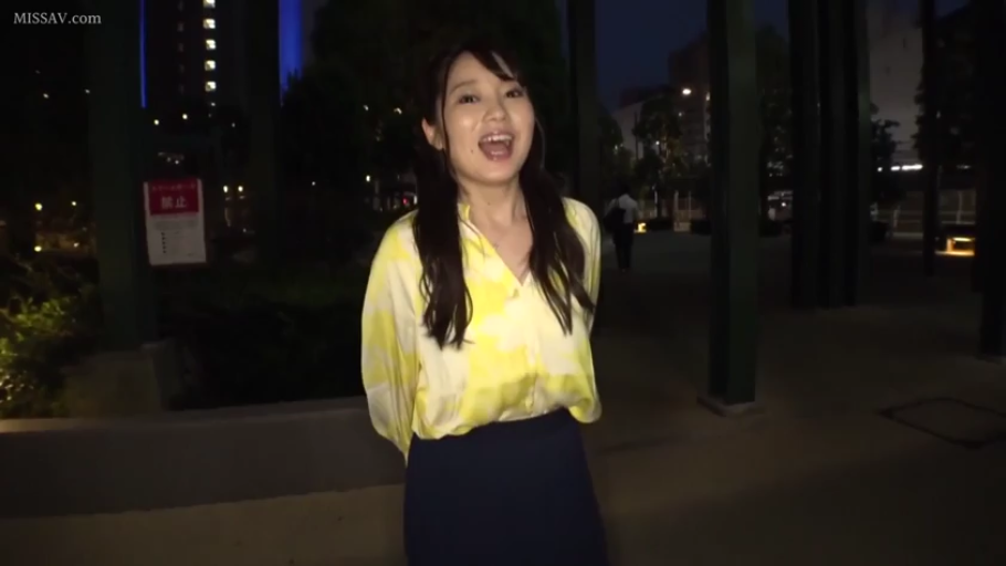 站立 · 谈话 · 笑容 · 夜间 · 户外公园 · 半身中景 · 黄色印花衬衫