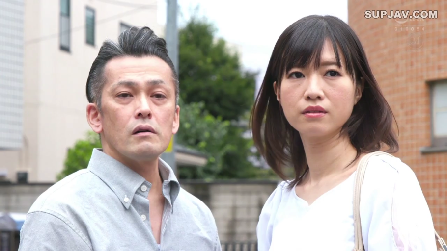 站立 · 半身 · 剧情 · 衬衫 · 注视 · 挎包 · 户外 · 惊讶