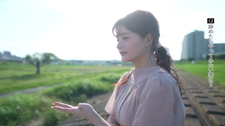 侧面半身 · 侧坐 · 户外草地 · 粉色褶皱衫