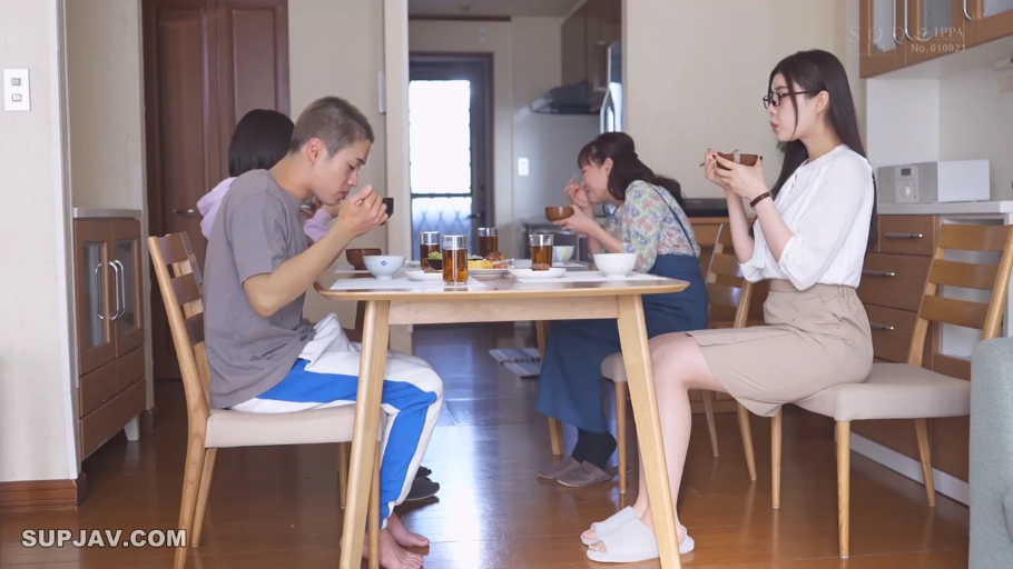 坐姿 · 全景 · 平静 · 休闲服 · 餐厅 · 用餐