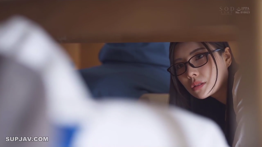 室内 · 俯身 · 眼镜 · 脸部特写 · 白衬衫 · 好奇 · POV · 窥视