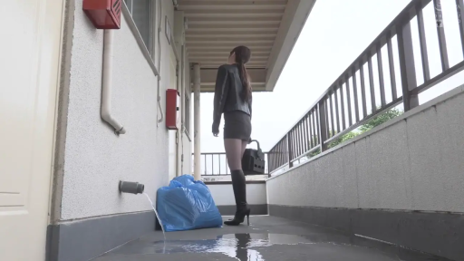 高筒靴 · 远景 · 公寓走廊 · 站立背影