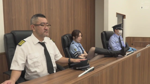 嚴肅 · 办公室 · 办公桌 · 中景 · 翘腿 · 劇情 · 制服 · 挑逗