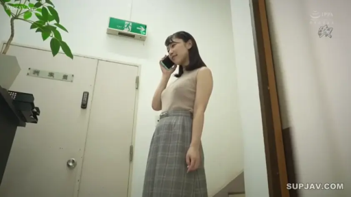 站立 · 全景 · 微笑 · 楼梯间 · 否 · 手机 · 格纹裙 · 通话