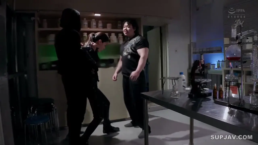 嚴肅 · 站立 · 全景 · 剧情内容 · 實驗室 · 运动装 · 显微镜 · 劫持