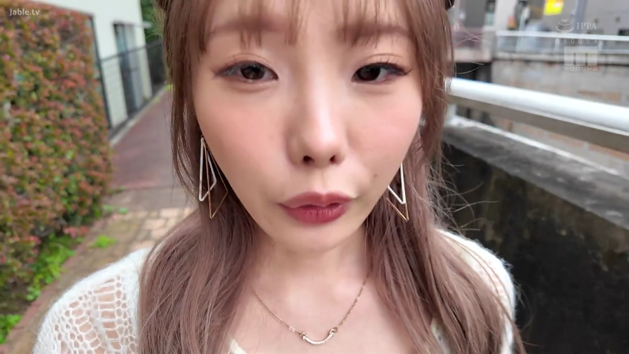 脸部大特写 · 迷离诱惑 · 第一人称POV · 白色镂空针织衫 · 户外过道 · 近距离面对 · 嘟嘴凝视 · 三角形耳坠