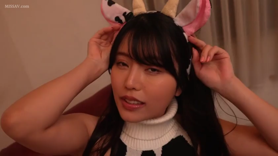 室内 · 全裸 · 愉悦 · 纹身 · 自慰 · 开腿坐姿 · 正面特写