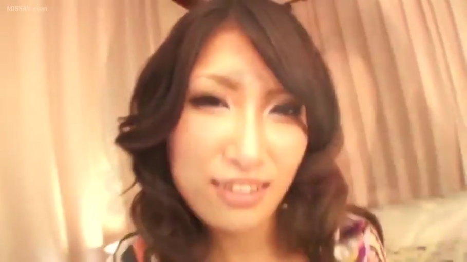 脸部特写 · 卧室 · 彩色花纹上衣