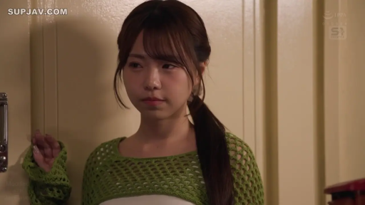 室內 · 憂鬱 · 臉部特寫 · 门框 · 注視 · 清纯 · 靠门站立 · 绿色针织罩衫