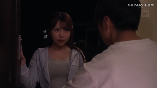 站立 · 半身 · 门框 · 淡紫色连帽衫 · 对视 · 認真 · 房门口 · 夜晚背景