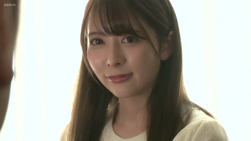 ハイライト背景 · 特写 · 浅笑 · 对视 · 含蓄 · 清純スタイル · 白色针织上衣