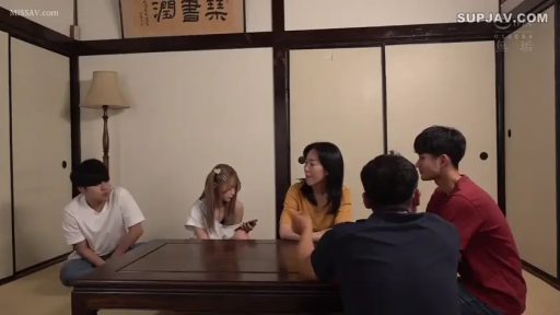 坐姿 · 交谈 · 和室 · 全景 · 自然 · 休閒裝 · 多人 · 矮桌