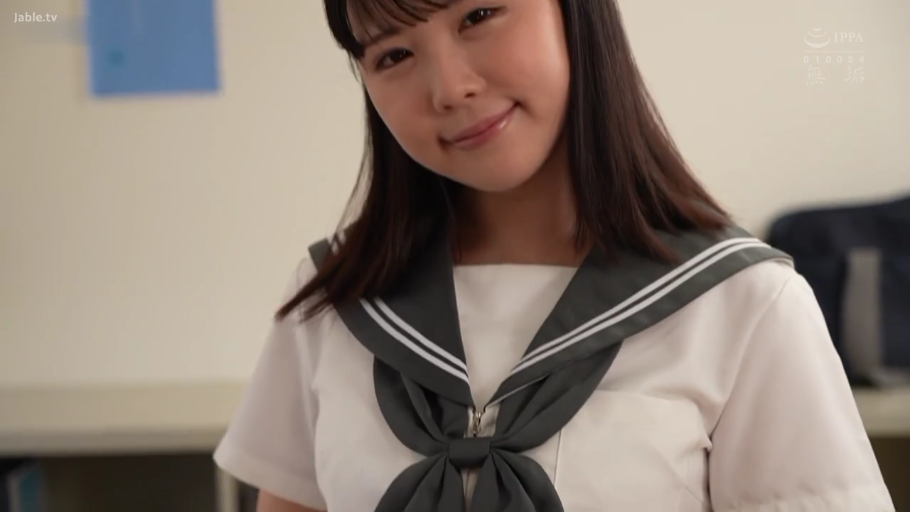 教室 · 微笑 · 半身特写 · 注视 · 水手服 · 歪头 · 书包