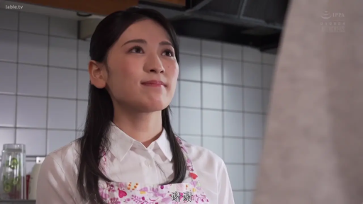 站立 · 微笑 · 中文字幕 · キッチン · エプロン · 水壶 · 整理头发