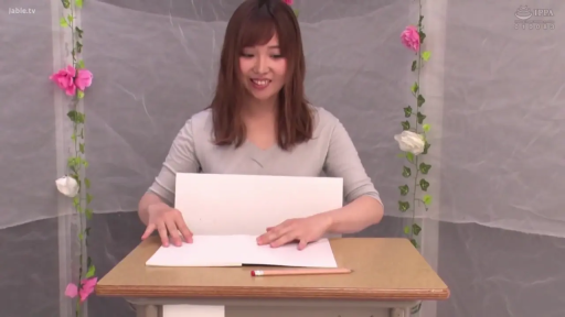 Sitting Posture · Smile · Indoor photography studio · 素描本 · 中景特写 · 灰色长袖V领上衣 · 翻阅画册