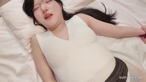 仰臥 · 面部特寫 · 床上 · 白色無袖針織衫