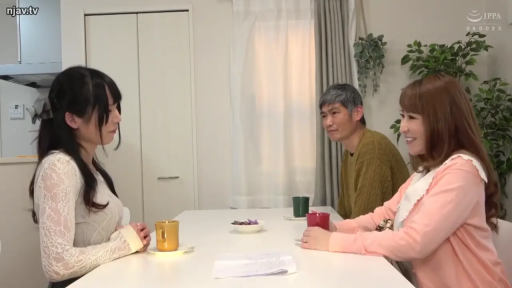 Sitting Posture · Conversation · Smile · Living room · Plot · 茶杯 · 蕾丝衫