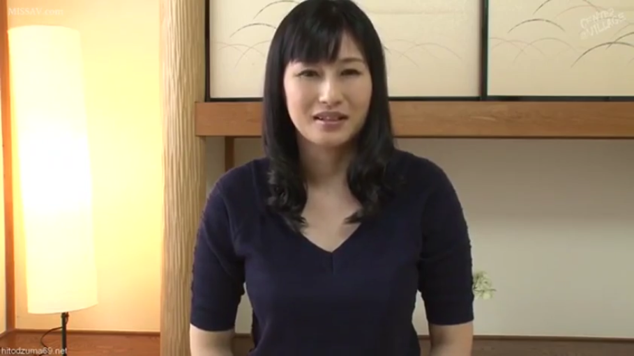 坐姿 · 和室 · 微笑 · 面对镜头 · 落地灯 · 熟女 · 半身像 · 深蓝色V领上衣