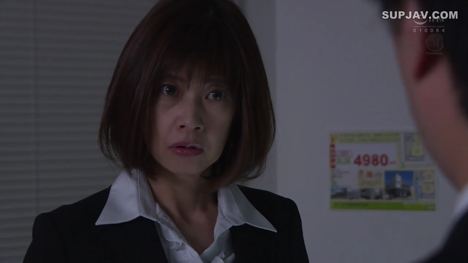 室内 · 站立 · 面部特写 · 职业装 · 对视 · 熟女 · 惊讶