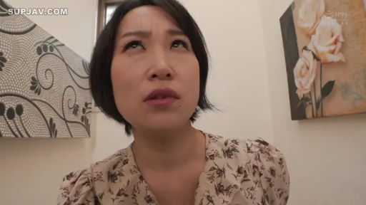 室内 · 坐姿 · 面部特写 · 抬头 · 挂画 · 碎花上衣 · 翻白眼 · 高潮神情