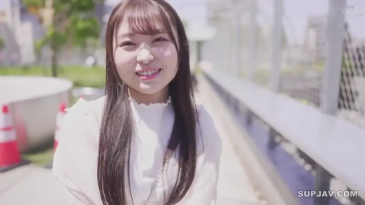 中景 · 微笑 · 清纯系 · 正面站立 · 开朗 · 白色荷叶边上衣 · 户外小径 · 背景护栏