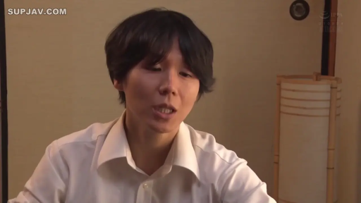 室内 · 坐姿 · 严肃 · 面部 · 白衬衫 · 谈话 · 男优